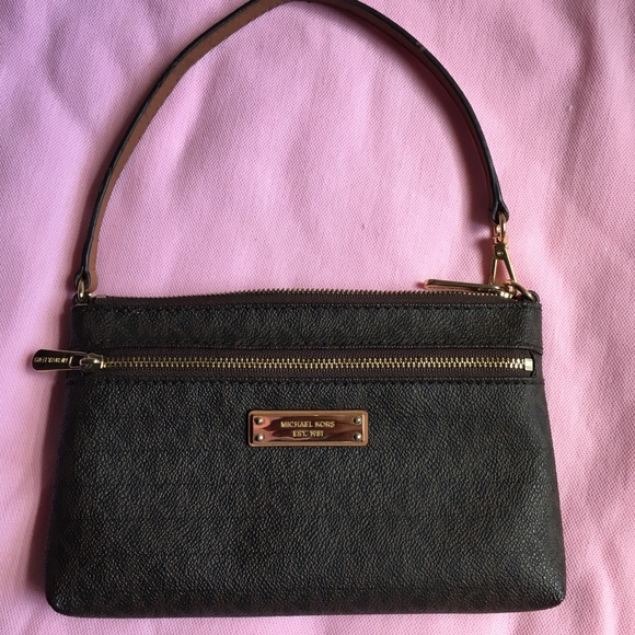 Michael Kors Handbags - MK SIGNATURE JET SET LARGE WRISTLET